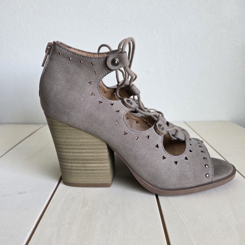 BKE Sole Siren Size 7.5M Women's Lace-Up Sandals Block Heel Taupe Faux Leather